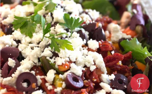 Griechischer Salat Mit Getrockneten Tomaten, Feta Und Oliven