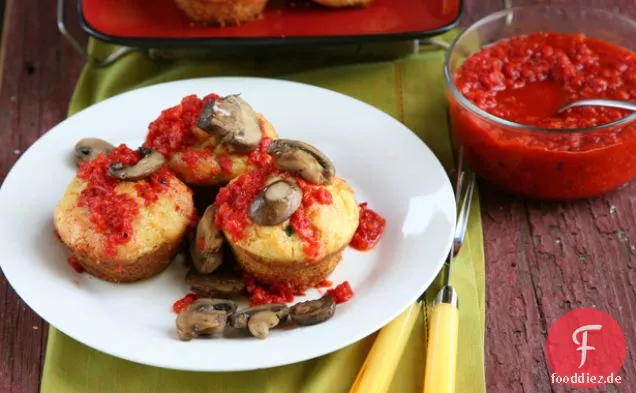 Cheesy Zucchini Mais Muffins mit Pilzen und Paprika-Sauce