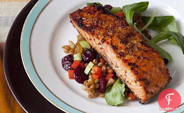 Ahorn-glasierter Lachs mit warmem Weizenbeersalat