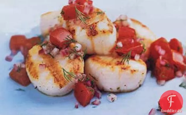 Gegrillte Jakobsmuscheln mit Tomaten-Zwiebel-Relish