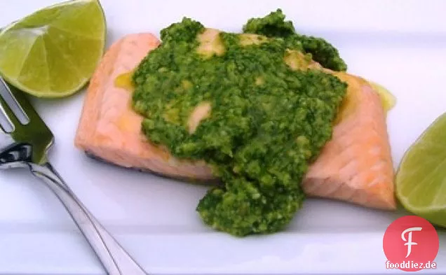 Pochierter Lachs mit Rucola Pesto