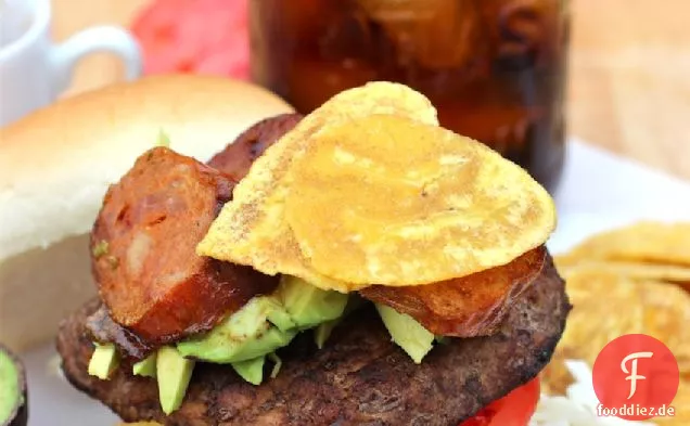 Burger mit Chorizo, Avocado-und Wegerich-Chips