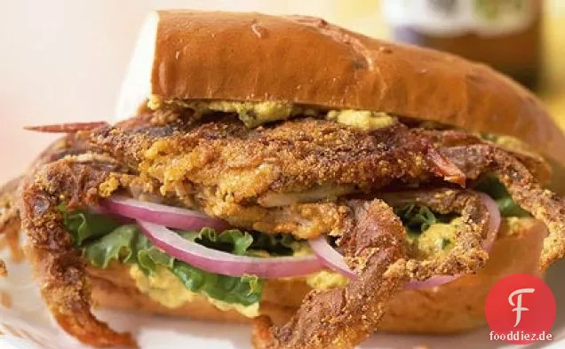 Cajun-gewürztes Softshell-Krabbensandwich mit gelbem Pfeffer und Kapern-Aioli
