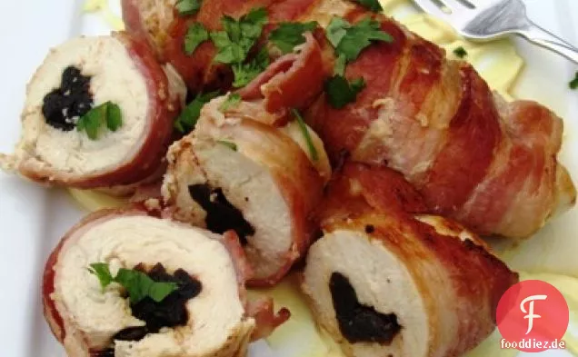Huhn-Speck-Brötchen, gefüllt mit Backpflaumen (Envueltos de Pollo, Tocineta y Ciruela)