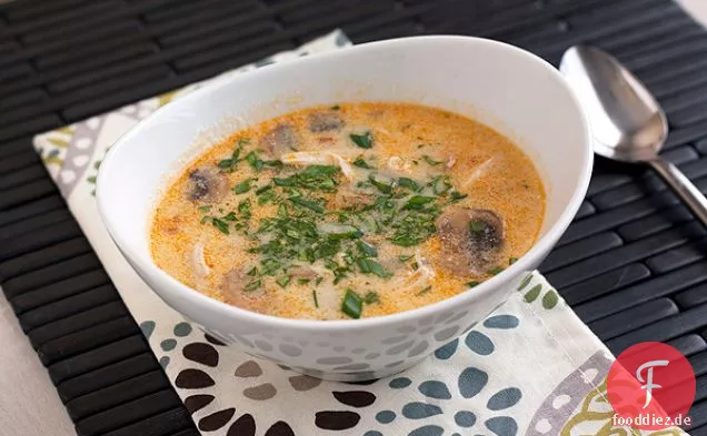 Würzige thailändische Kokos-Hühnersuppe