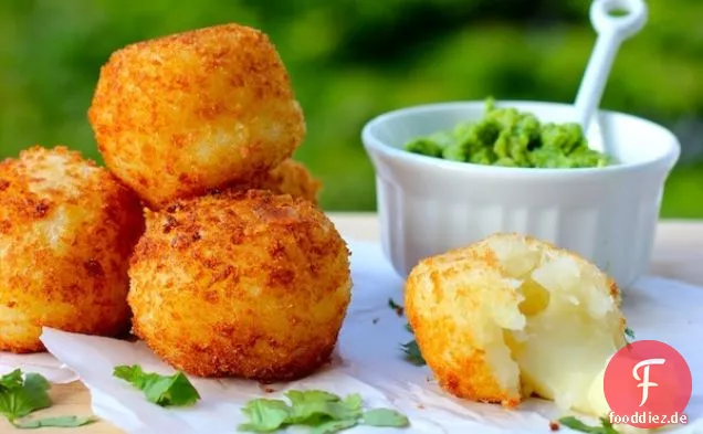 Bolitas de Yuca y Queso (Mit Käse gefüllte Yuca-Kugeln)