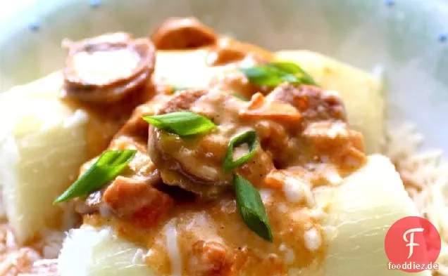 Yuca Chorriada con Chorizo (Maniok mit Chorizo und Käsesauce)