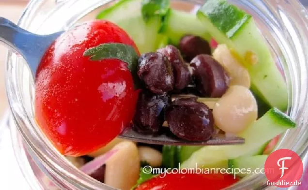 Schwarzer und weißer Bohnensalat (Ensalada de Frijoles Negros y Blancos)