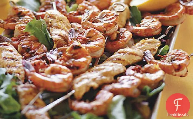 Gegrilltes Huhn und Garnelen Kebabs mit Zitrone und Knoblauch