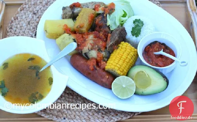 Puchero Santafereño (Kolumbianischer Rindfleisch-, Hühnchen- und Schweineeintopf)