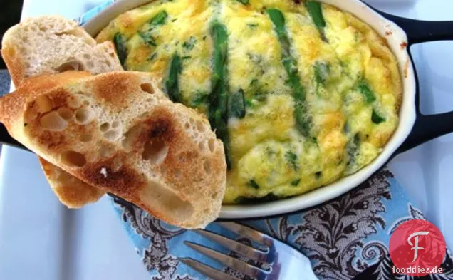 Individuelle Spargel- und karamellisierte Zwiebelfrittatas