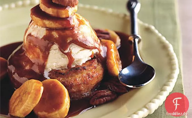Warme Donuts à la Mode mit Bananen und gewürzter Karamellsauce