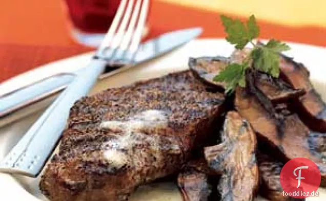 Pfeffer-verkrustete Steaks mit Worcestershire-glasierten Portobellos