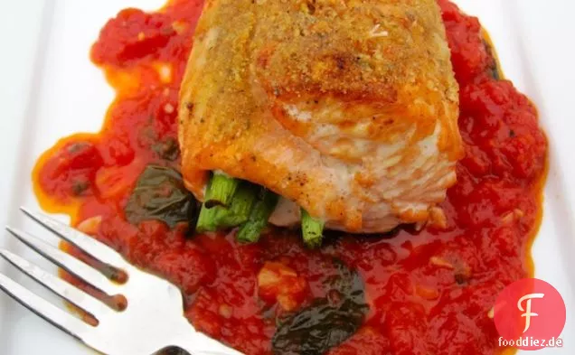 Spargel Lachs Roll-Ups mit Tomatensauce