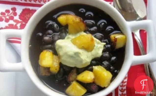 Schwarze Bohnensuppe mit süßer Kochbanane und Avocado-Kreuzkümmel-Creme