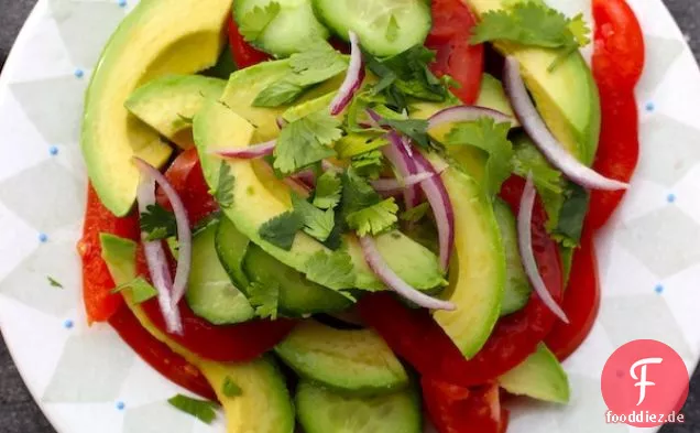TOMATEN-UND AVOCADO-SALAT (ENSALADA DE AGUACATE Y TOMATE)