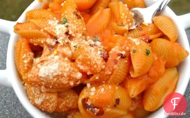 Pasta mit cremig geröstetem Pfeffer und Tomatensauce