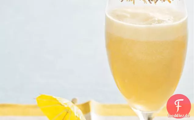 Pina-Colada Mit Geröstetem Kokosnuss-Rand