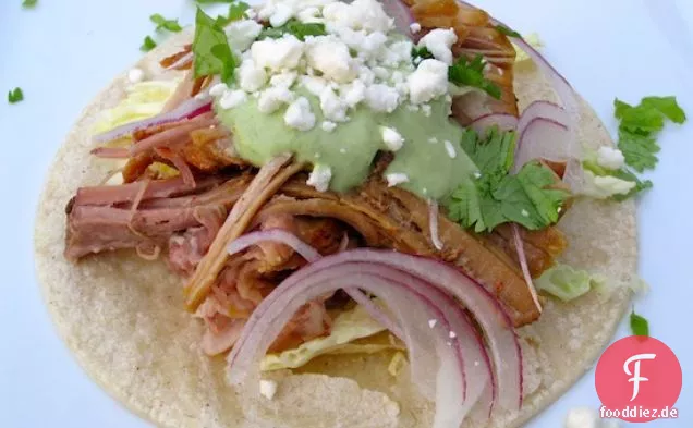 Zerkleinerte Schweinefleisch-Tacos mit Jalapeño-Cilantro-Sauce