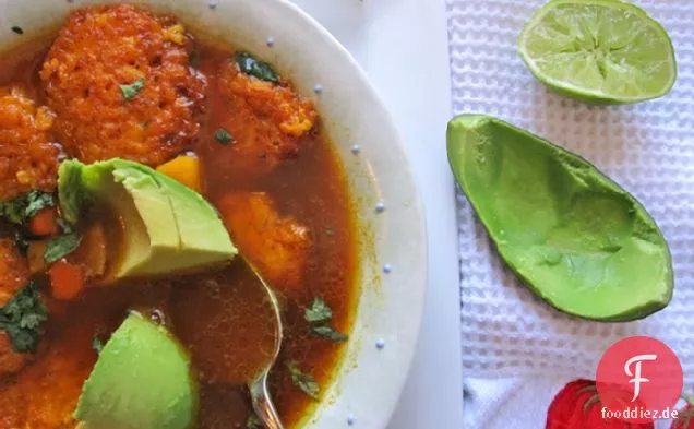 Sopa de Orejas (Kolumbianische Reis-Krapfen-Suppe)