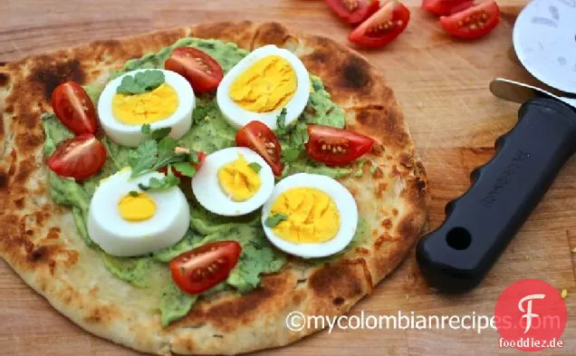 Avocado-und Ei-Fladenbrot-Pizza