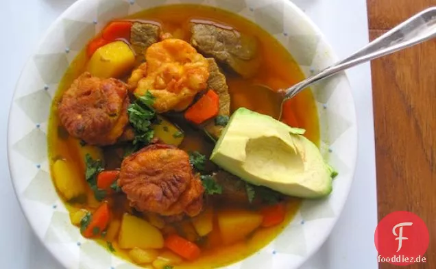 Sopa de Torrejas (Kolumbianische Rindfleisch-Krapfen-Suppe)