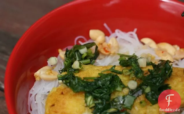 Vietnamesischer Kurkuma-Fisch mit Reisnudeln, Dill und Nuoc Cham