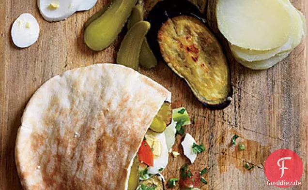 Israelische gebratene Auberginen-, Hummus- und Gurkensandwiches