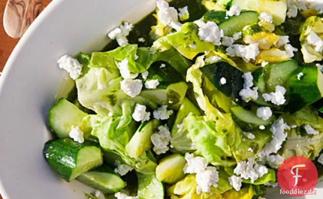 Salat, Basilikum und Gurkensalat mit Ziegenkäse