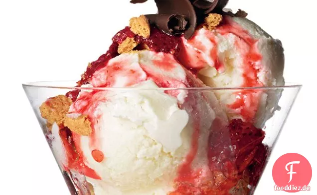 Käsekuchen-Eis mit Erdbeersauce