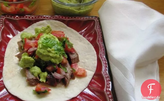 Rindfleisch-Tacos mit Avocado-Sauce (Tacos de Carne con Salsa de Aguacate)