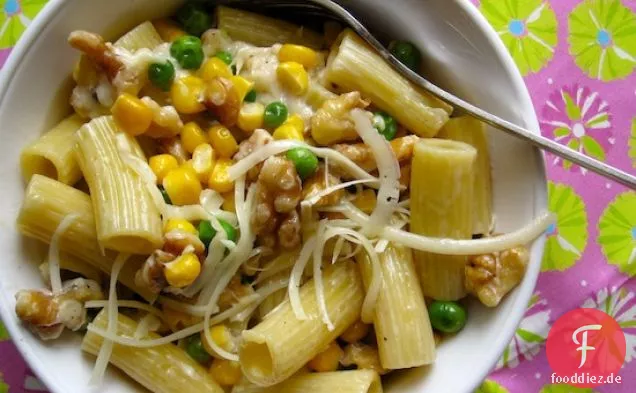 Pasta mit Walnüssen und Gemüsesauce