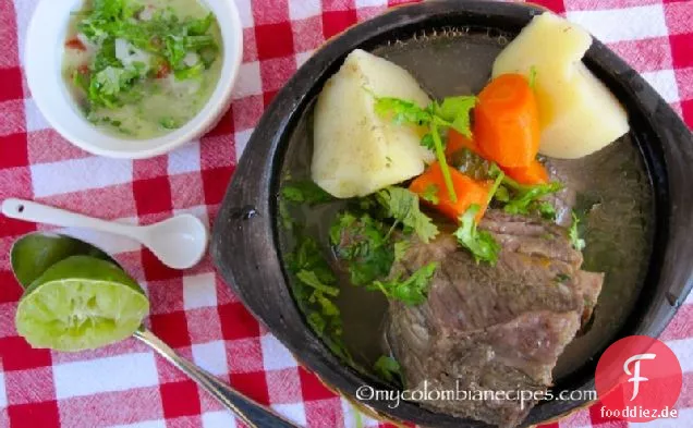 Caldo de Costilla (Kolumbianische Rinderrippen Brühe)