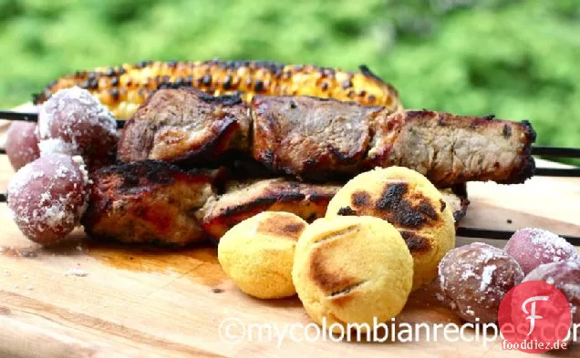 Chuzos o Pinchos de Cerdo (Kolumbianische gegrillte Schweinefleischspieße)