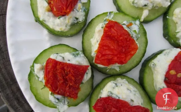 Gurke mit Zitronen-Ricotta und sonnengetrockneten Tomaten