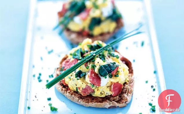 Rührei mit geräuchertem Lachs, Spinat und Schnittlauch