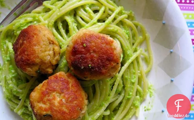 Pasta mit Erbsenpesto und Thunfischbällchen