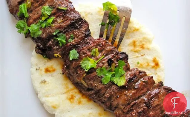 Arepa con Carne Asada (Arepa mit kolumbianischem Rindfleisch vom Grill)