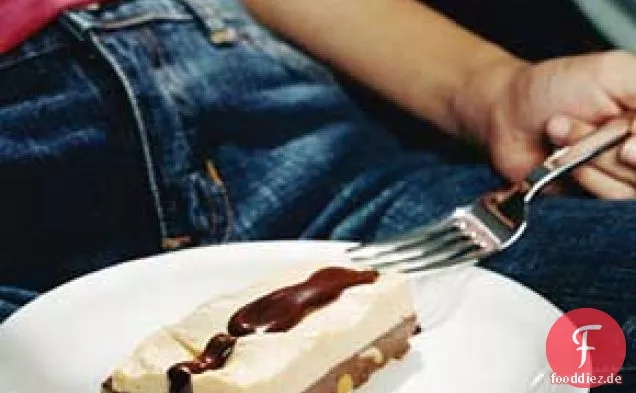 Schokoladen-Erdnussbutter-Riegel mit heißer Fudge-Sauce