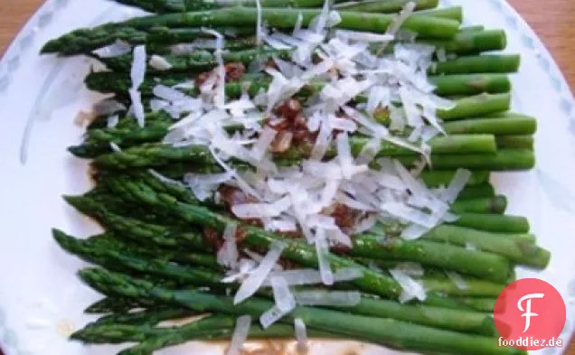 SPARGEL MIT SHERRY-ESSIG UND MANCHEGO-KÄSE