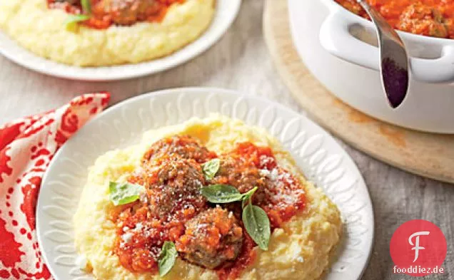 Fleischbällchen mit Tomatenragout und cremiger Polenta