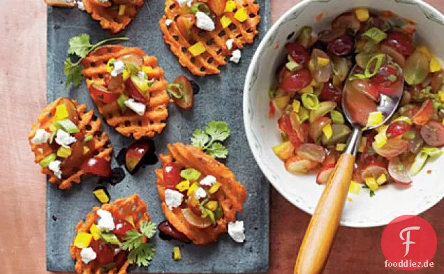 Süßkartoffel-Crostini mit Ziegenkäse und Trauben-Salsa