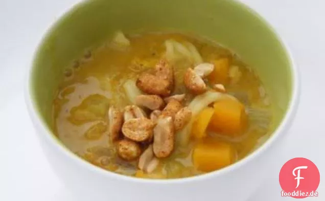 Kürbis-, Karotten- und Nudelsuppe