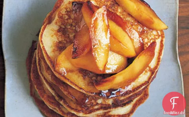 Buttermilch Pfannkuchen mit Ahornsirup Äpfel