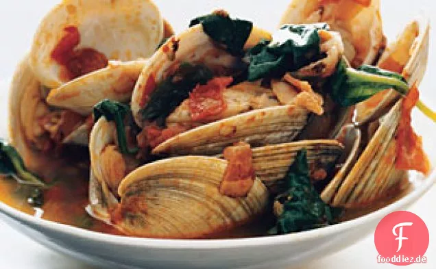 Gedämpfte Muscheln mit Speck, Tomaten und Spinat