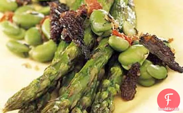 Gebratener Spargel mit frischen Favas und Morcheln
