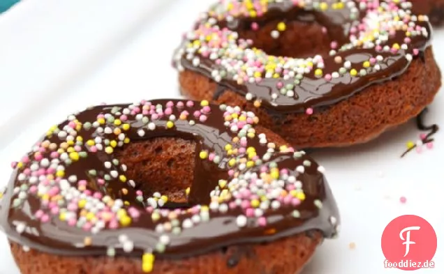 Dreifache Schokoladen Donuts mit Streuseln
