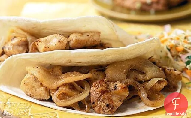 Chicken Soft Tacos mit sautierten Zwiebeln und Äpfeln