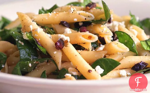 Penne mit Spinat, Feta und Oliven