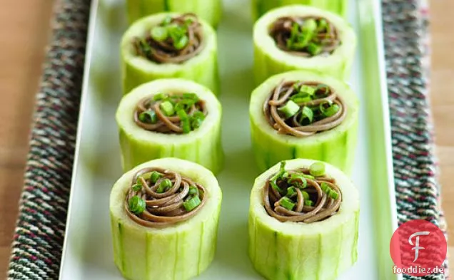 Gekühlte Soba In Cucumber Cups